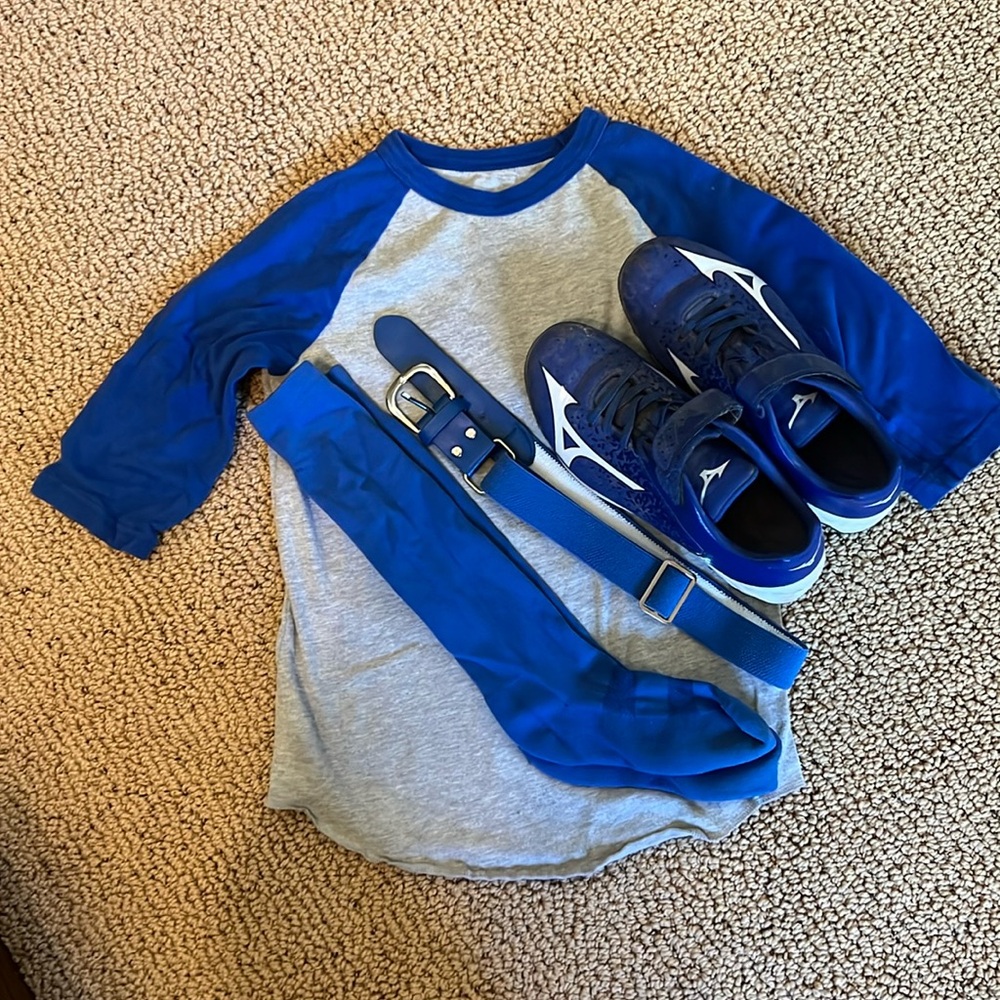 Mizuno Baseball Shoes with Blue Baseball Gear